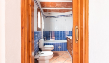 Resa Estates house huis te koop Siesta bathroom blue.jpg